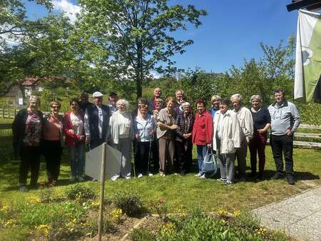 Seniorke iz Kotelj na obisku pri čebelarjih (4)